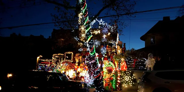 Brooklyn Dyker Heights Holiday Lights Tour 3 hr - Image 2