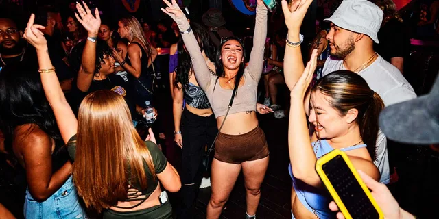 Las Vegas Bar Crawl on Fremont Street - Image 6
