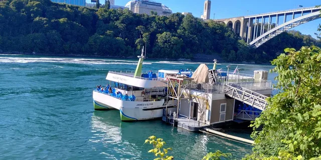 Niagara Falls Boat and Cave Tour with Shuttle - Image 3