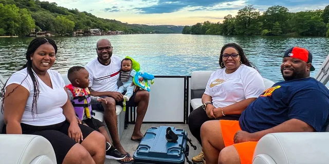 Austin Lake Pontoon Boat Cruise 2 hr - Image 2