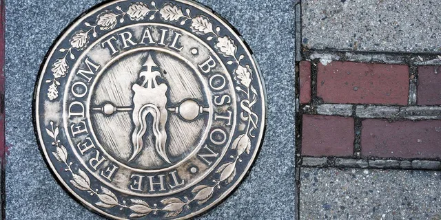 Boston Historic Pubs Walking Tour with Ferry - Image 3