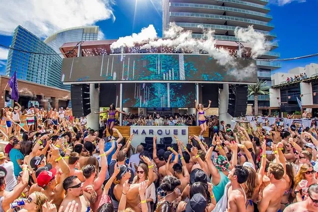 Las Vegas Pool Party Crawl by Party Bus - Image 5