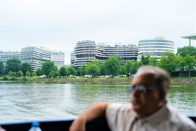 Washington DC Monuments Tour with Seasonal Boat Cruise - Image 6