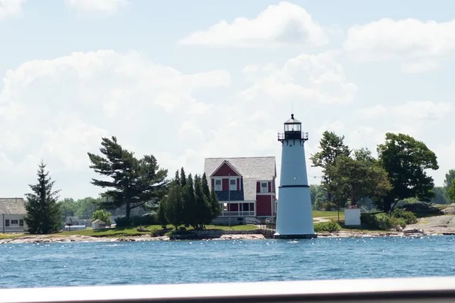 St Lawrence River Glass Bottom Boat Tour to Rock Island Lighthouse - Image 2