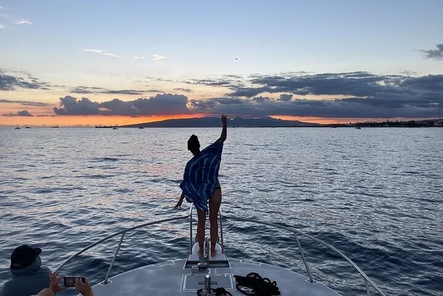 Waikiki Boat Cruise at Sunset 90 min - Image 2