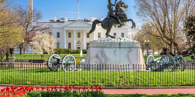 Washington D.C. History Tour Pub Crawl - Image 2