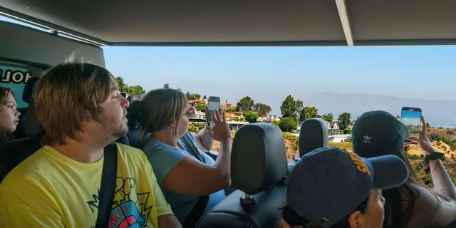 Santa Monica Hollywood and Beverly Hills Celebrity Tour - Image 3