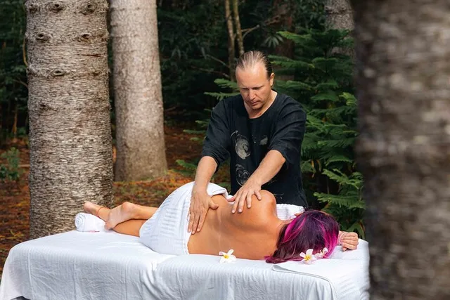 Waikiki Full Body Massage - Image 2