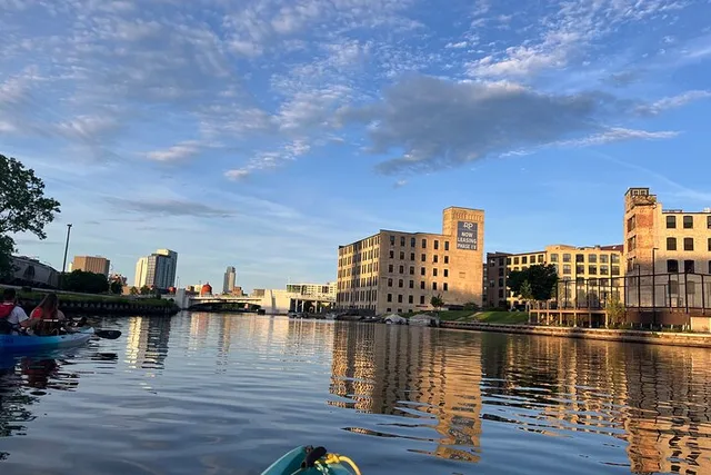 Milwaukee Kayak Tour of Skyline - Image 2