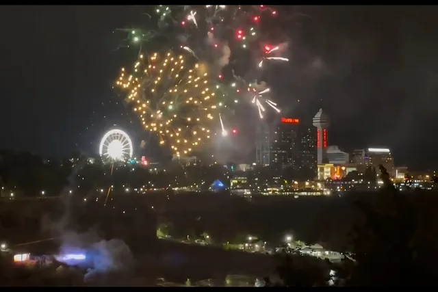 Niagara Falls Rainbow Illumination Walking Tour - Image 3