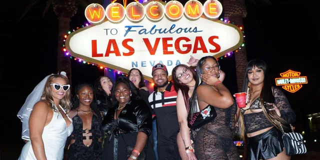 Las Vegas Hip-Hop Pool and Club Tour with Party Bus - Image 1