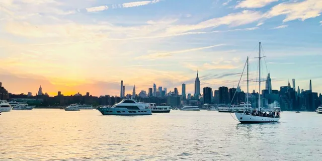 New York City Fireworks Cruise with Gourmet Hors D’oeuvres 4.5 hr - Image 6