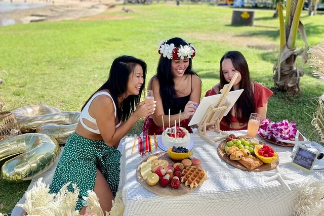 Honolulu Beach Picnic Date - Image 1