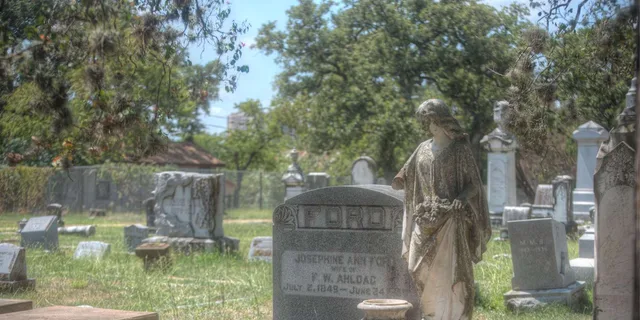 Austin Ghost Tour: The Madam's Curse 1.5 hr - Image 4