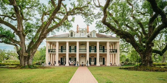 New Orleans Oak Alley Plantation and Swamp Tour - Image 1