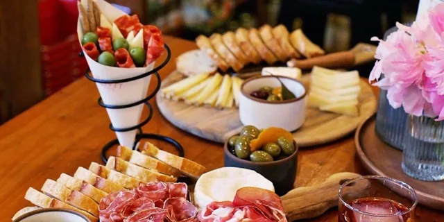 Seattle Wine, Cheese, and Chocolate Tour - Image 3