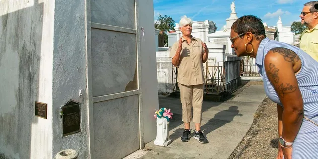 New Orleans Walking Tour Inside St. Louis Cemetery No. 1 - Image 4