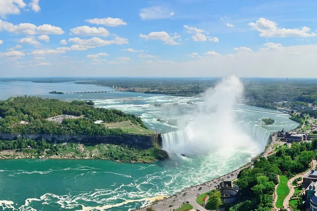 Niagara Falls Boat Ride and Light Show - Image 5