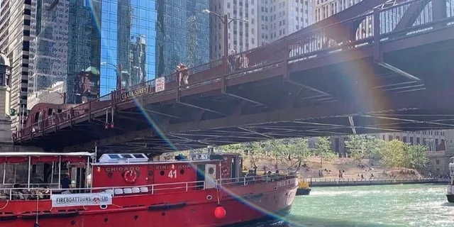 Chicago Fireboat River and Lake Cruise - Image 1