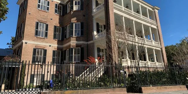 Charleston Walking Tour with Edmondston-Alston House - Image 4