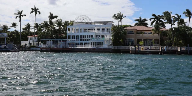 Miami Skyline Cruise of Millionaire Homes - Image 5