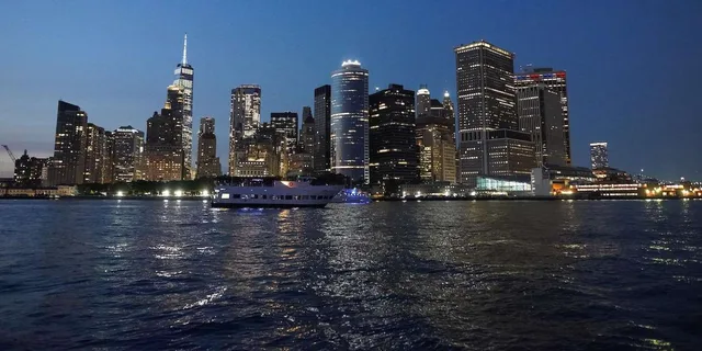 New York City New Year's Fireworks Cruise - Image 3