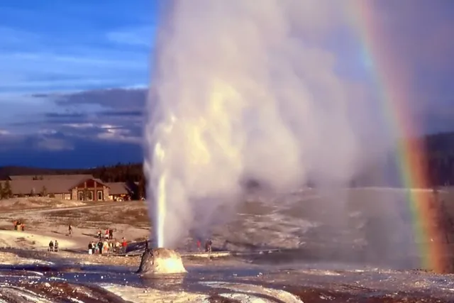 Yellowstone Hot Spring & Geyser Basin Tour - Image 4
