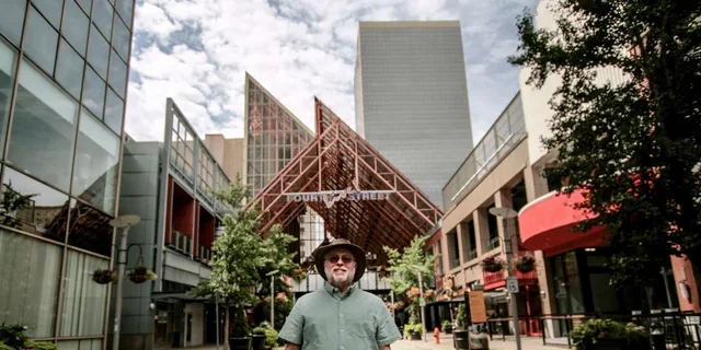 Louisville Photoshoot Walking Tour - Image 6