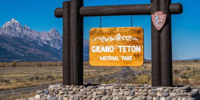 Salt Lake City to Yellowstone and Grand Teton 6-Day Tour - Image 3