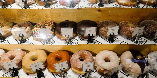 Cambridge Donut Walking Tour in Harvard Square - Image 3