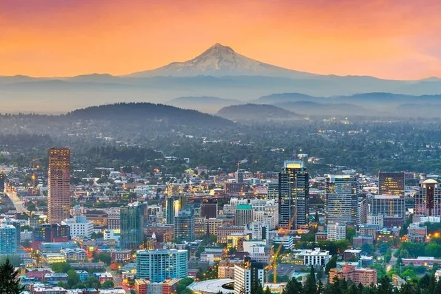 Portland City Tour: History, Gardens, and Iconic Sights - Image 1