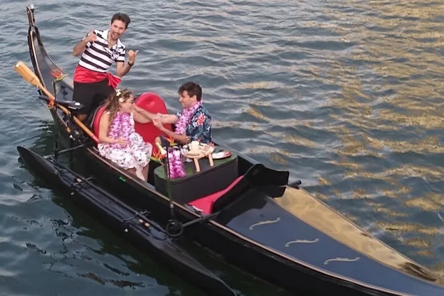 Waikiki Gondola Cruise with Drinks & Pastries 1 hr - Image 2