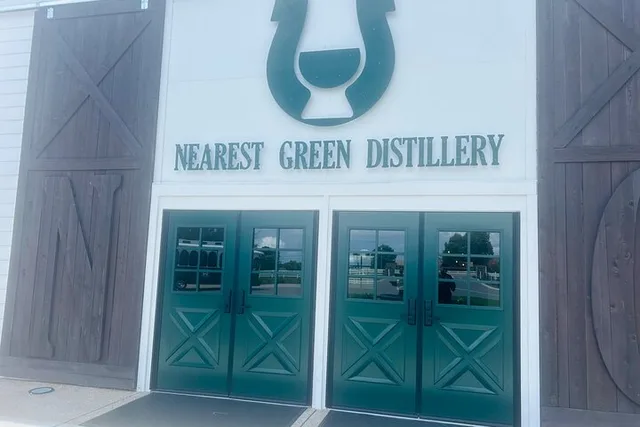 Nashville Private Whiskey and Wine Tour - Image 4