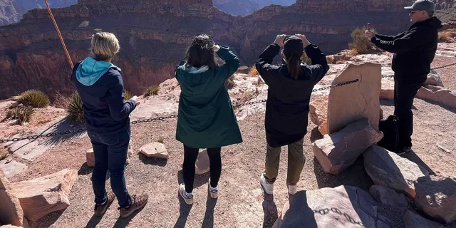 Las Vegas Grand Canyon Skywalk Tour with French Guide - Image 4