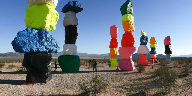 Las Vegas Sign and Seven Magic Mountains Photo Tour - Image 2