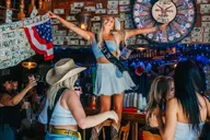 Nashville Bar Crawl with Drinks Discounts 3.5 hr thumbnail 2