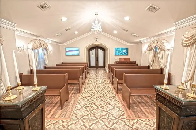 Las Vegas Wedding Package in Victorian Chapel 90 min - Image 5
