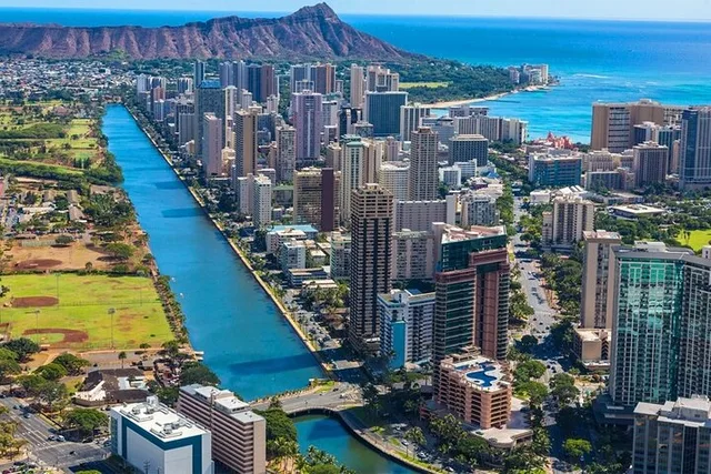 Waikiki Gondola Cruise with Lei and Pastries - Image 2