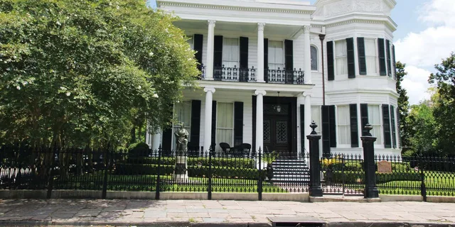 New Orleans Garden District Celebrity Homes Tour - Image 4