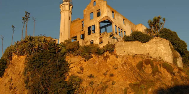 San Francisco Alcatraz and E-Bike Tour - Image 4