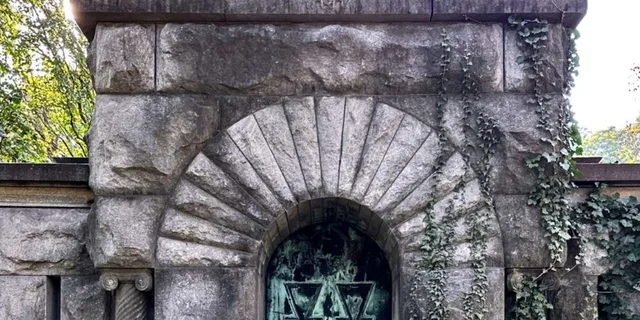 Chicago Graceland Cemetery Walking Tour - Image 3