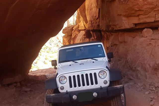 Moab Canyon SUV Drive - Image 4