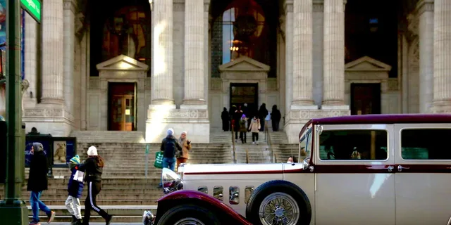 New York City Vintage Car and Cocktail Tour - Image 3