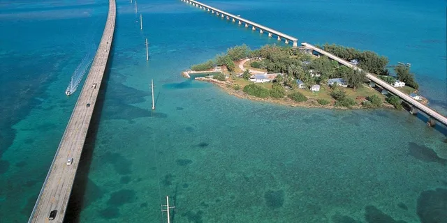 Miami Key West Boat Tour with Snorkeling and Open Bar - Image 3