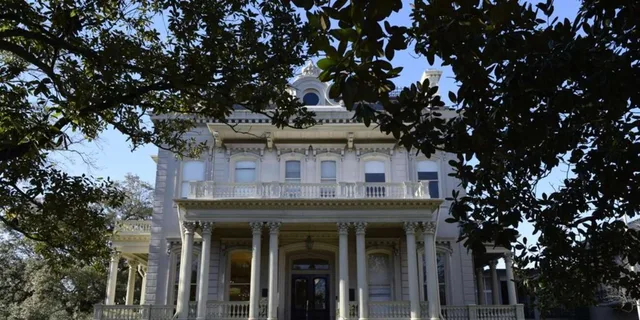 New Orleans Garden District Walking Tour - Image 1