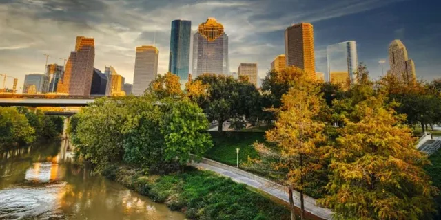 Houston Sunset Skyline Kayak Tour - Image 5