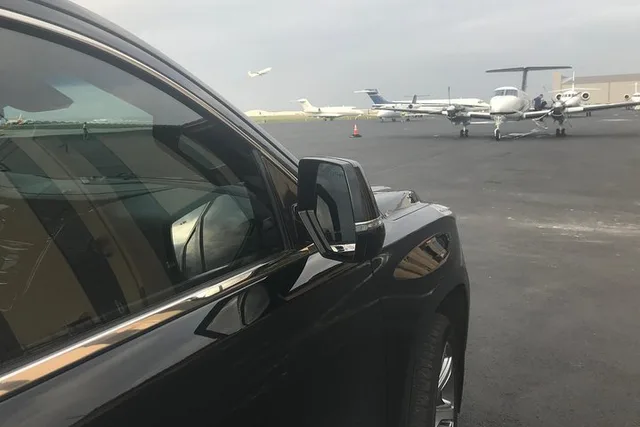 Luxury Car Service in City - Image 4