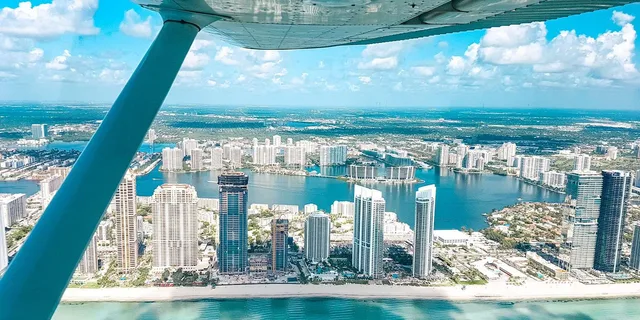 Miami Airplane Tour with Drinks 30 min - Image 1