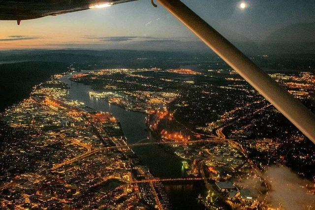 Portland Air Tour of Multnomah Falls - Image 4