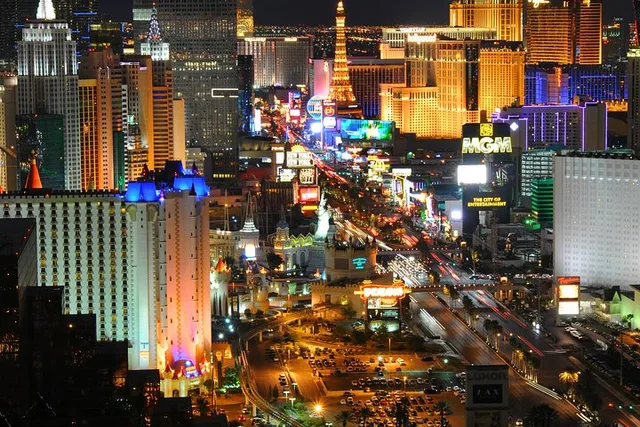 Las Vegas Bars and Dining Limo Experience - Image 1